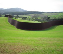 Richard Serra, Te Tuhirangi Contour, 1999-2001, corten steel, 252 m x 6 m x 50 mm. Photo Marian Kerr.