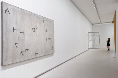 Martin Boyce: Of Kisses, 2009, Jesmonite and steel, 2250 x 1600 mm; Untitled 2008, steel, cotton, 2200 x 1300 x 70 mm. (Installation view).