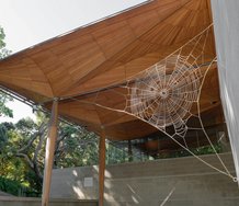 John Ward Knox, Hardly Held Lightly, 2015, steel chain. Commissioned by Auckland Art Gallery Toi o Tāmaki, 2015. Supported by the Chartwell Trust and the Contemporary Benefactors. Photo: Jennifer French   