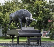 Michael Parekowhai, Chapman's Homer, 2011. Bronze, stainless steel. Courtesy of the artist and Michael Lett Gallery