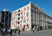 Shane Cotton, Maunga, 2020, a five story permanent painting on the wall of Excelsior House. Commissioned by The Britomart Art Foundation and the Britomart Group. 