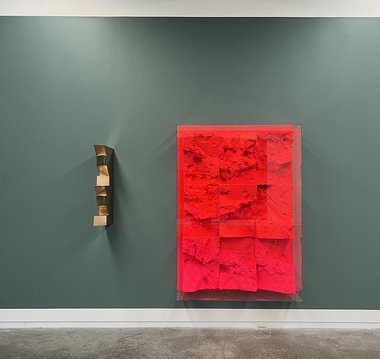 Jan Albers: suntOOth, 2021, bronze, 80 x 40 x 10 cm; rEdEdgE, 2023, spray paint on polystyrene and wood in acrylic glass box, 170 x 120 cm